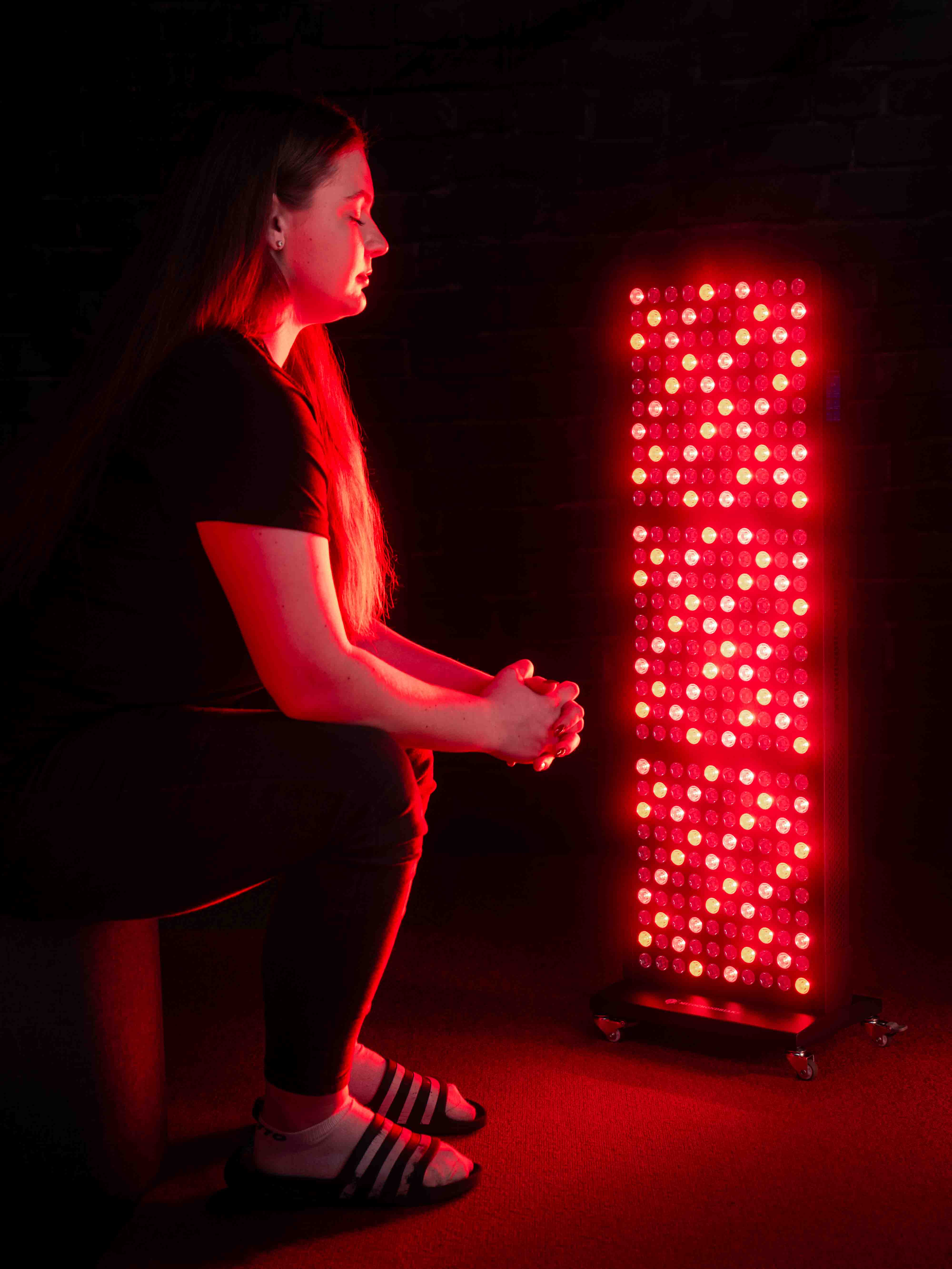 Mitochondriak Maxi infrared panel on manual stand with red and NIR LEDs active