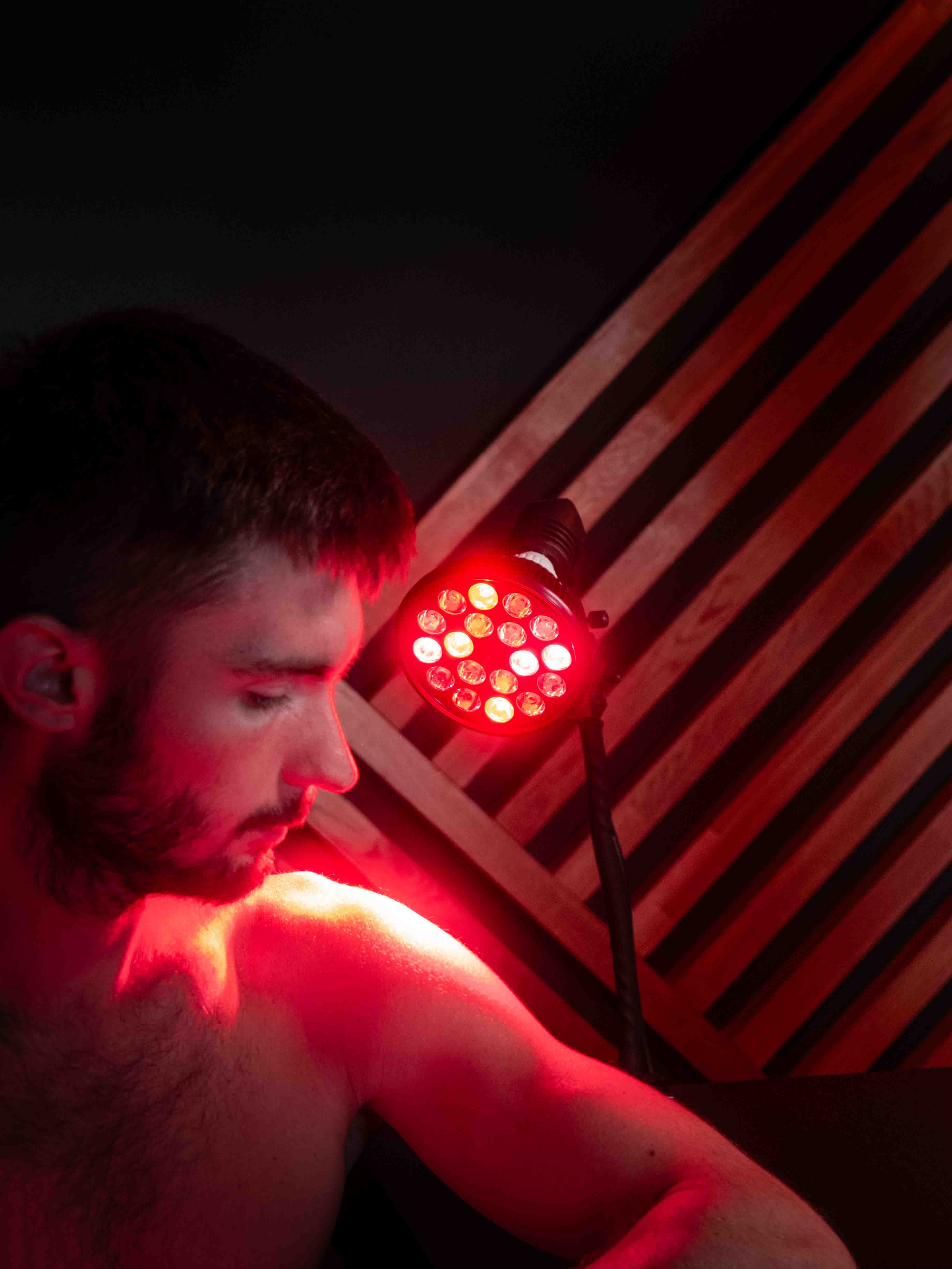 LED infražárovka na terapii červeným světlem ramene