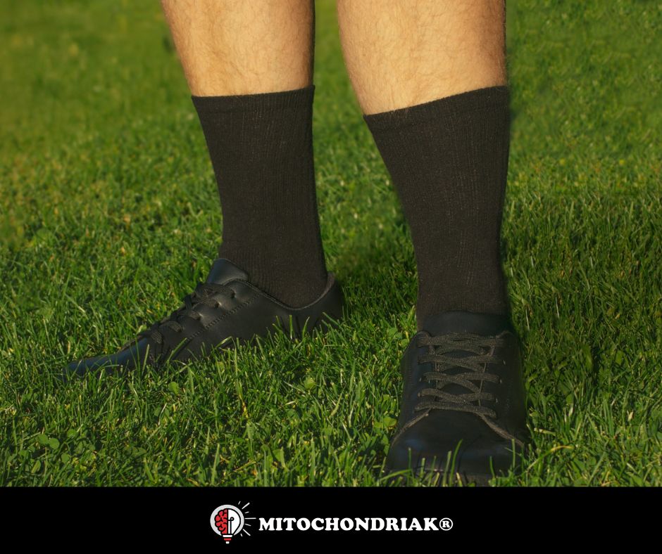 Čierne barefoot topánky na tráve, grounding a outdoor