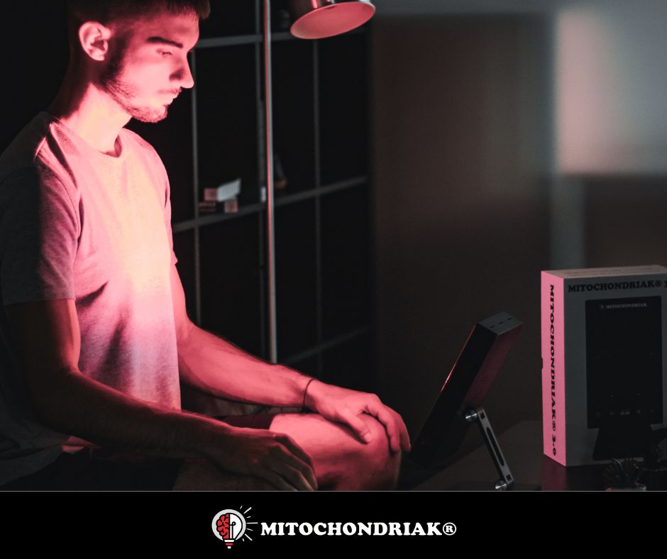 Muž u pracovního stolu s infrapanelem Mitochondriak® Office pro cirkadiánní rytmus