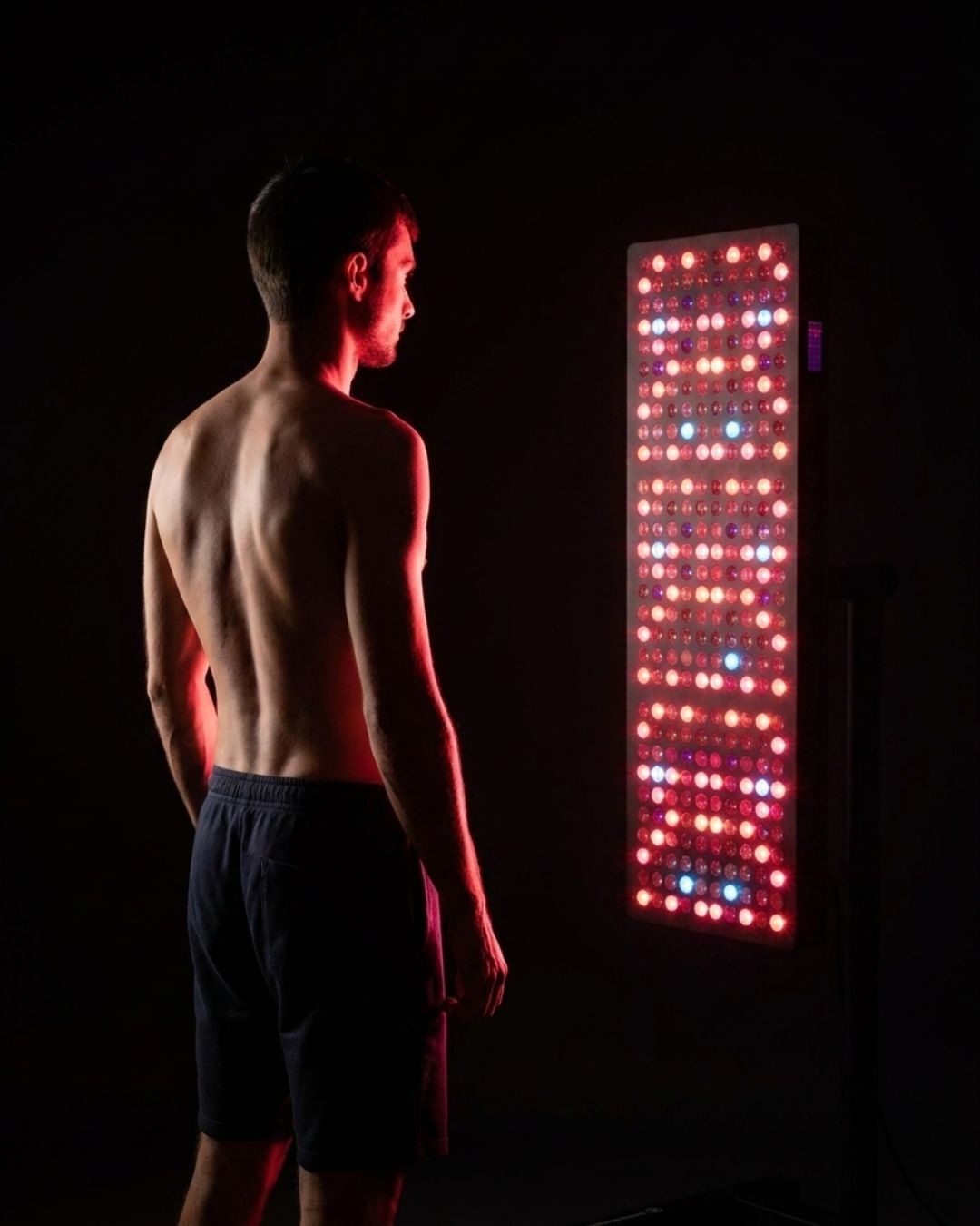 Muž při infrapanelu Mitochondriak, červené světlo a redukce tuku