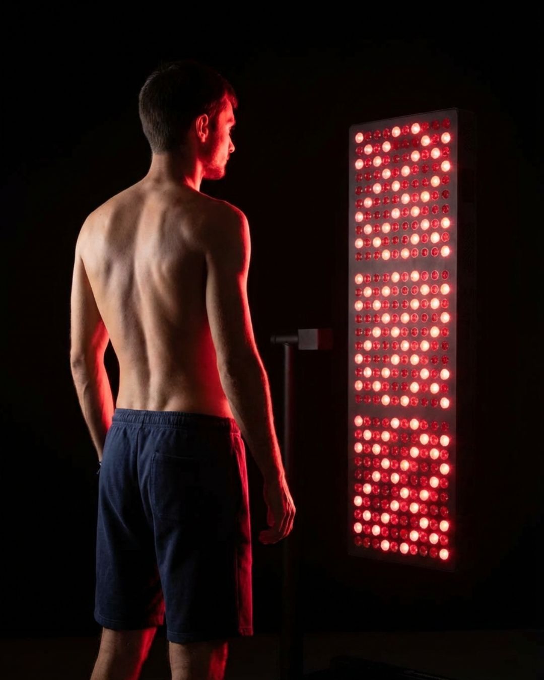 Muž při Maxi panelu Mitochondriak, červené světlo a metabolismus
