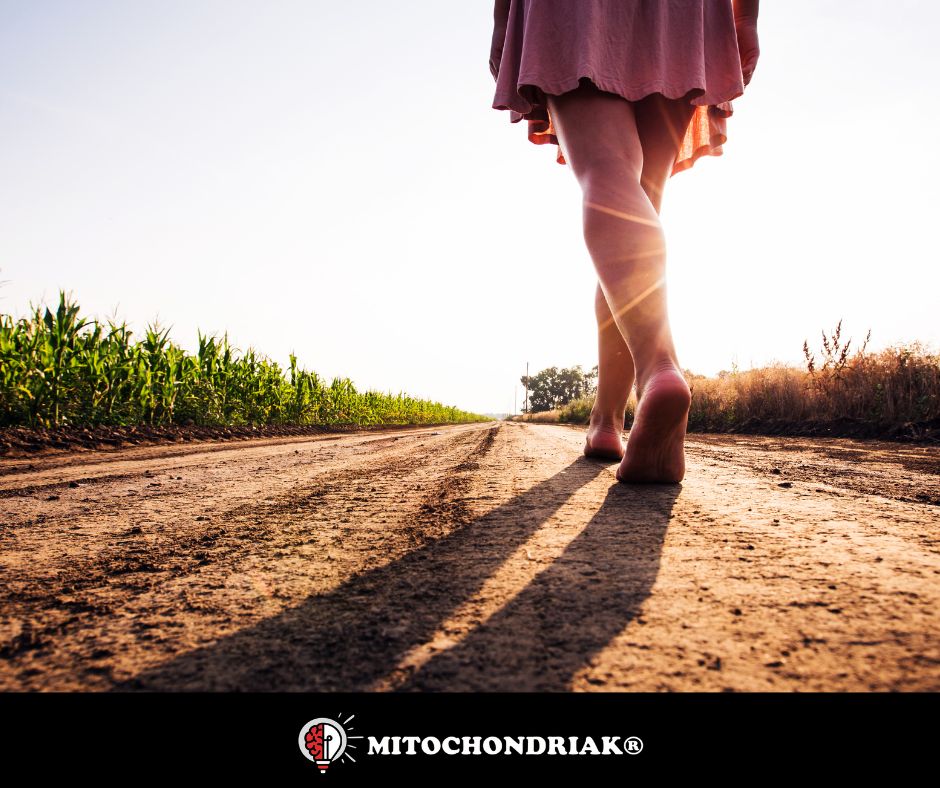 Žena kráčajúca naboso v prírode, barefoot chôdza a grounding